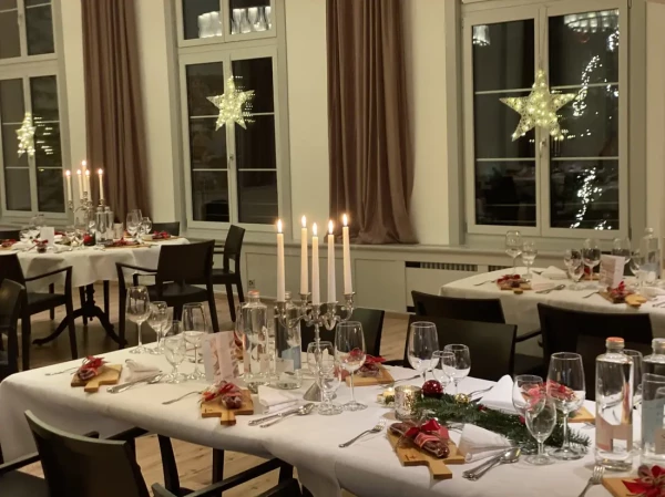 Weihnachtlicher Festtisch mit Kerzenleuchtern. Stimmungsvolle Atmosphäre.