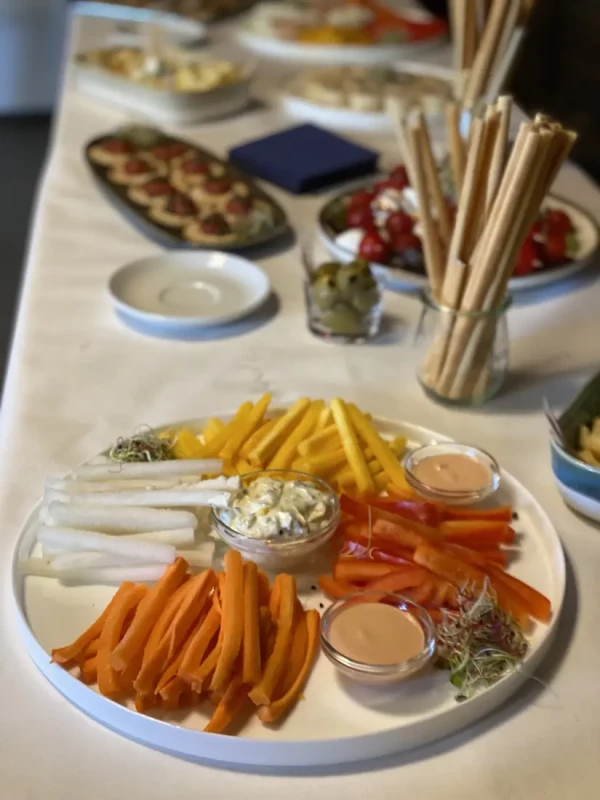 Gemüsesticks in bunten Farben - Karotten, Kohlrabi und Paprika - serviert mit Kräuter-Dip und Cocktailsauce.