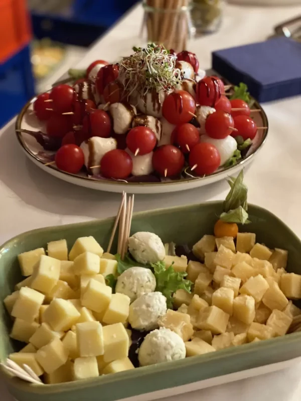 Caprese-Spiesse mit Kirschtomaten und Mozzarella, dekoriert mit Microgreens.