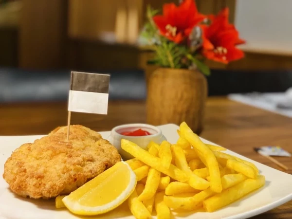 Knuspriges Cordon-Bleu mit Knoblauch und Pommes Frites.