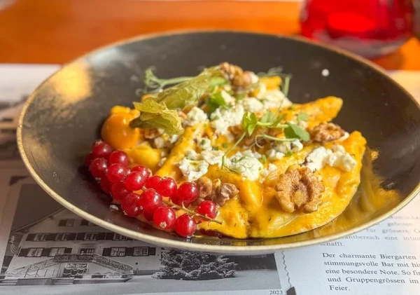 Herbstpenne mit Kürbismousse und Feta