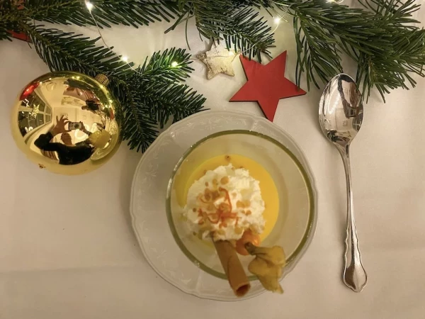 Weihnachtlicher Orangencreme-Dessert