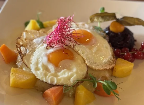 Spiegeleier auf Kartoffelrösti mit buntem Wintergemüse.