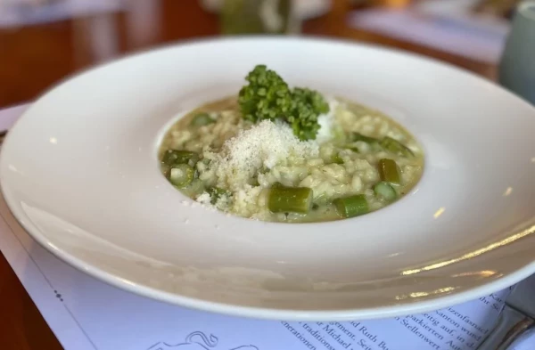 Cremiges Spargelrisotto mit frischem Brokkoli und geriebenem Parmesan.