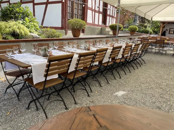 Festlich gedeckte Tafel für Gesellschaften im Biergarten im Sommer.