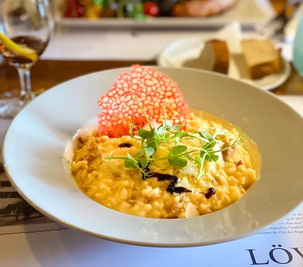 Sämiges Eierschwämmli-Risotto mit Parmesan und Kräutern.