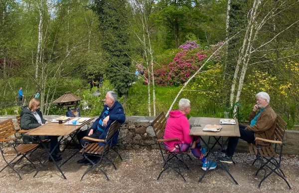 Frühlingsgenuss zwischen blühenden Rhododendren im Park Seleger Moor