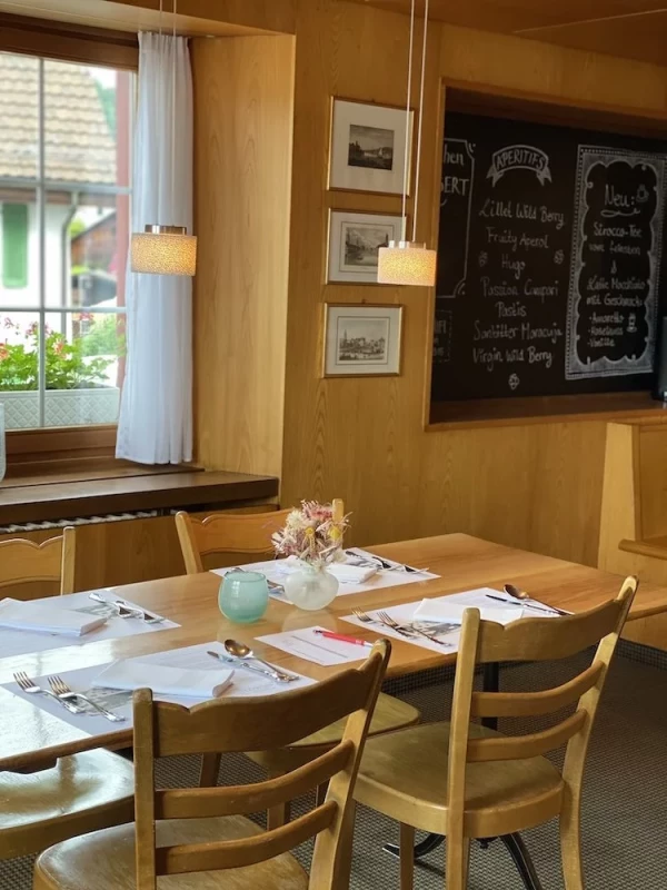 Tisch am Fenster im Restaurant Löwen Hausen am Albis