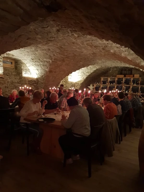 Ein Fest im Weinkeller hat immer ein besonders schönes Ambiente.