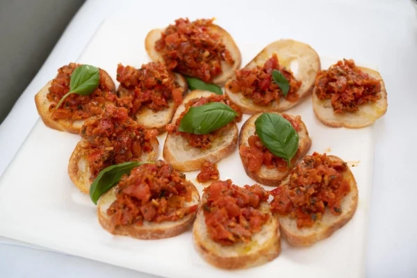 Tomaten-Bruschette zum Apero kommen immer gut an bei den Gästen. 