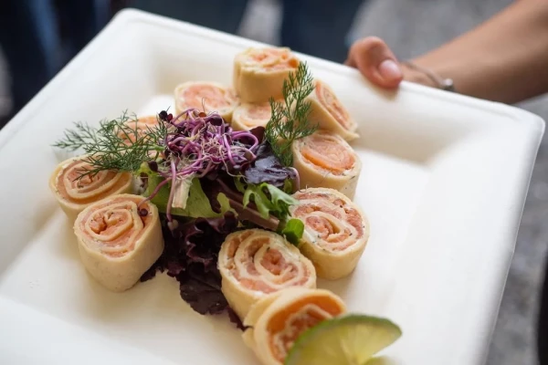 Lachsröllchen mit Frischkäse und Kräutern sehen nicht nur schön aus, sondern schmecken auch super. 