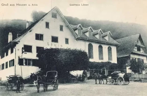 Der Löwen präsentiert sich als hablicher Barockbau mit markanter Freitreppe und wurde 1878 mit dem für ein Gasthaus charakteristischen Saalanbau ergänzt.