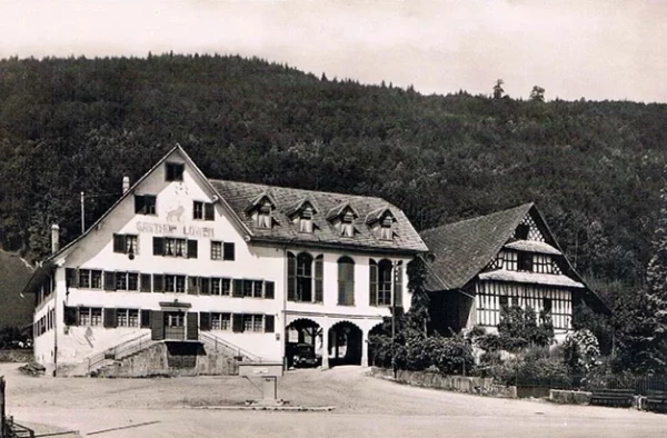 Restaurant Löwen mit angrenzendem Bauernhof.