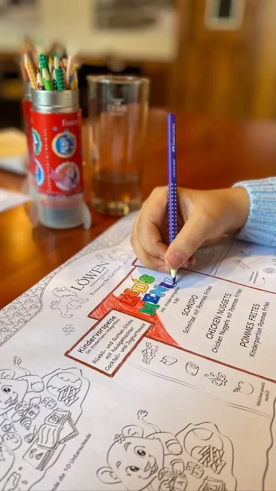 Familienfreundliche Restaurant-Ausstattung mit Spielzimmer und Kinder-Gedeck. 