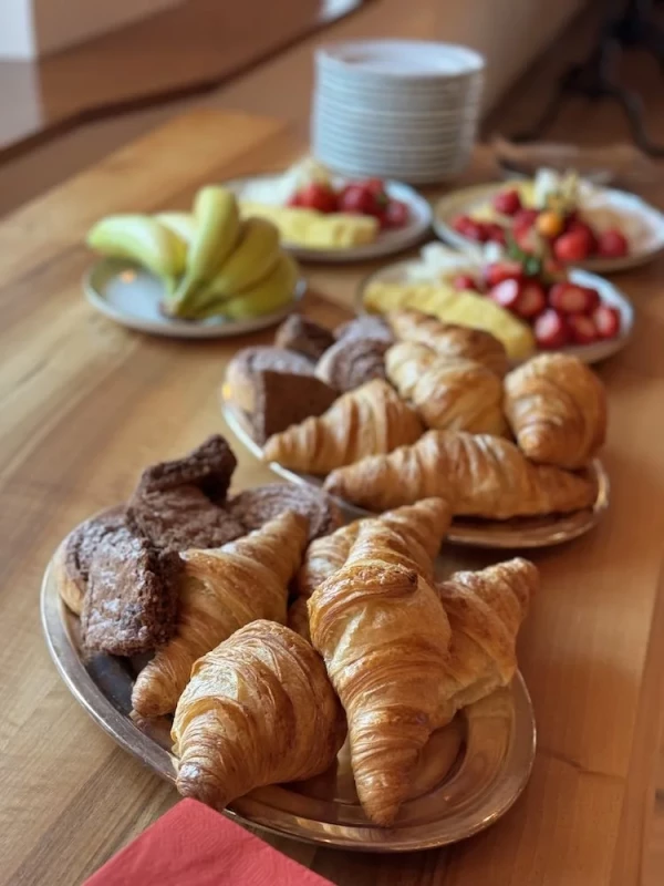 Tagungsteilnehmer geniessen ein Frühstück vor der Arbeit.