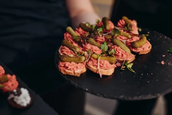 Veganes Tatar schmeck fast wie echt.