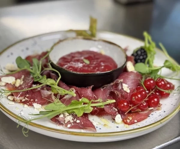 Die Herbstvorspeise Hirschcarpaccio ist etwas Besonderes.