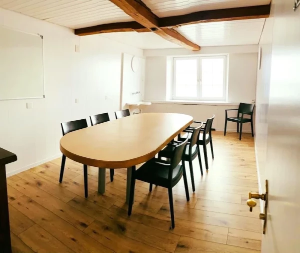 Das Sitzungszimmer ist ideal für Sitzungen mit bis zu 8 Personen.