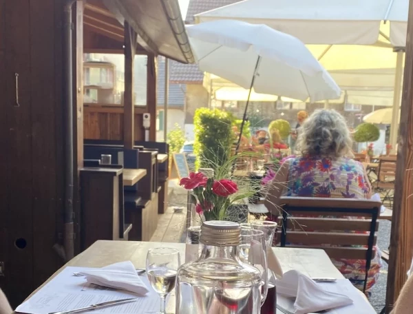 Ein lauer Sommerabend in der Löwen-Garten-Beiz.