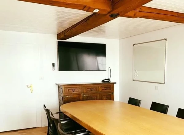 Im Sitzungszimmer hat es ein Präsentations-TV mit HDMI-Anschluss.