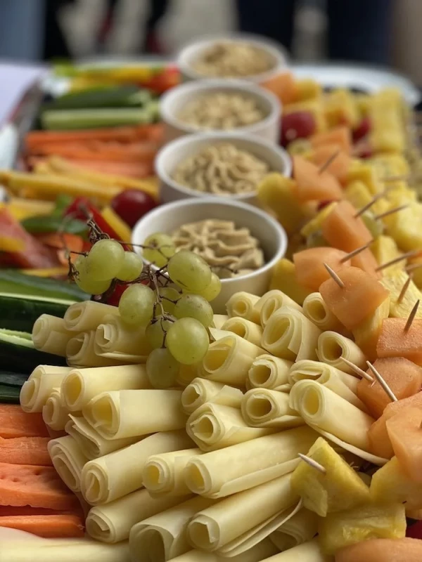 Gemüsesticks und Hummus-Dip zum Apero