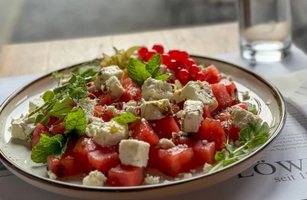 Der Wassermelonen-Feta-Salat ist ein erfrischendes Mittagessen im Hochsommer.