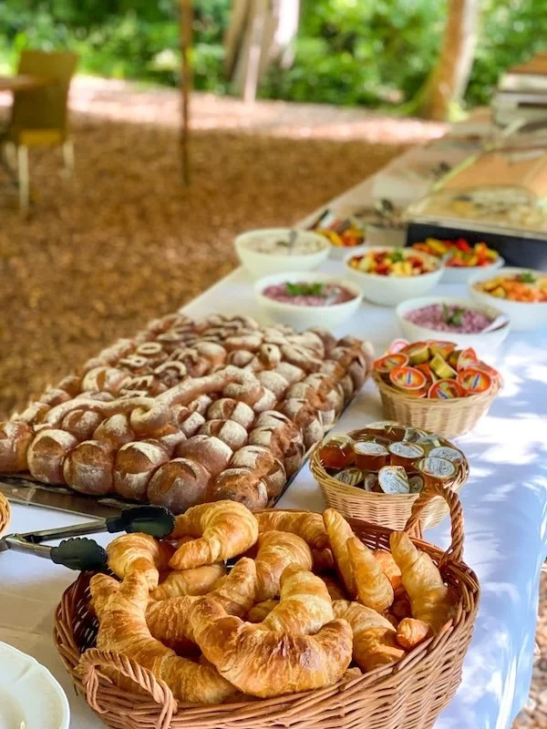 Brunch-Buffet in der Natur.